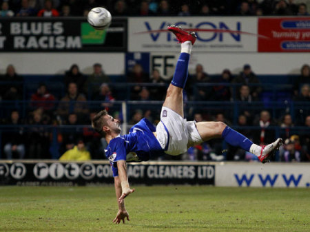 Priskin Tamás gyönyörő ollózós gólja az Arsenal ellen (2011. január 12.) - Fotó: AFP