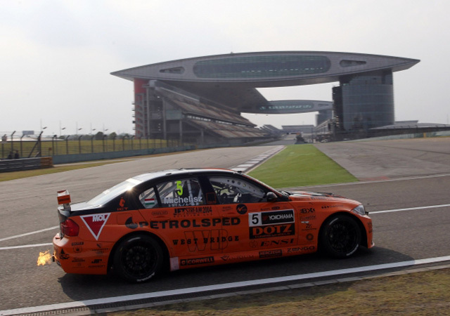 Michelisz Norbert vezeti a Zengő Motorsport autóját a Kínai Nagydíjon a túraautó világbajnokságban a szabadedzésen 2012-ben.