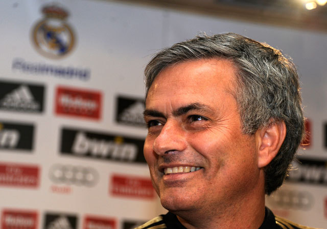 José Mourinho mosolyog a Real madrid egyik sajtótájékoztatóján.