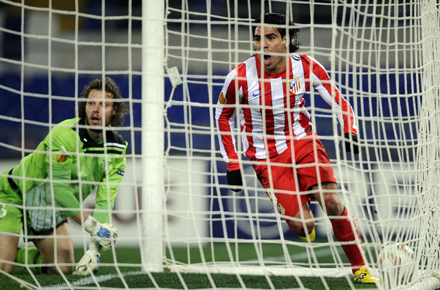 Radamel Falcao örül a Lazio elleni Európa Liga-mérkőzésen szerzett góljának az Atlético Madridban 2012-ben.