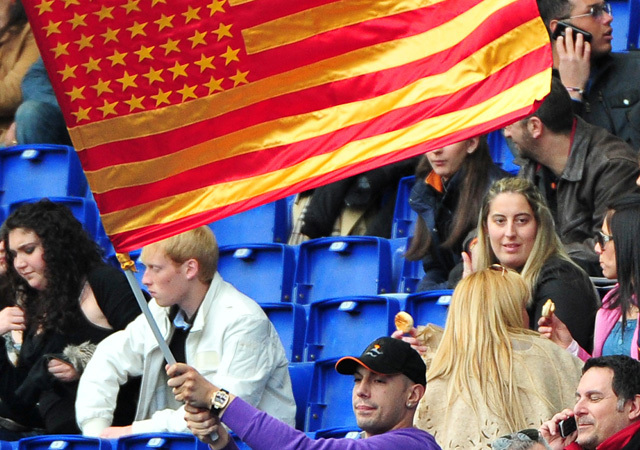 Roma-szurkoló egy bordó-sárga amerikai zászlóval az AS Roma egyik mérkőzésén köszönti a klub amerikai tualjdonosait 2011-ben.