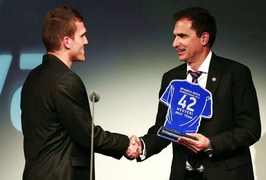 Megyeri Balázs a görög bajnokság díjátadó ünnepségén átveszi az Év kapusának járó elismerést 2012-ben.