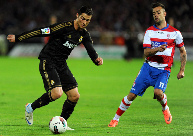 Cristiano Ronaldo a Granada elleni mérkőzésen a Real Madridban 2012-ben.
