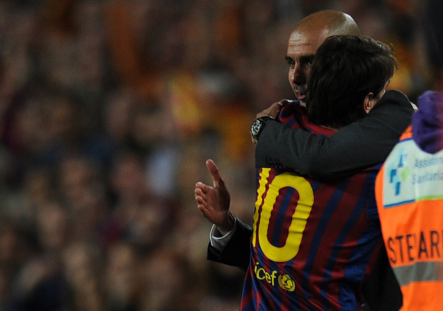 Lionel Messi és Josep Guardiola ölelkeznek a Barcelona-Espanyol mérkőzésen 2012-ben.