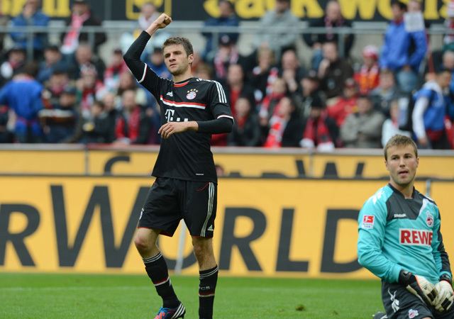 Thomas Müller örül a Köln-Bayern München mérkőzésen szerzett góljának a Bundesligában 2012-ben.