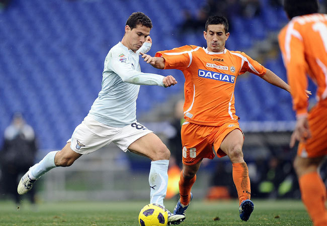 A Lazio és az Udinese játékosa küzd a két csapat Serie A-mérkőzésén 2011 áprilisában