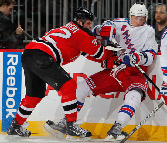 A New Jersey Devils és a New York Rangers játékosai ütköznek a két csapat NHl-meccsén