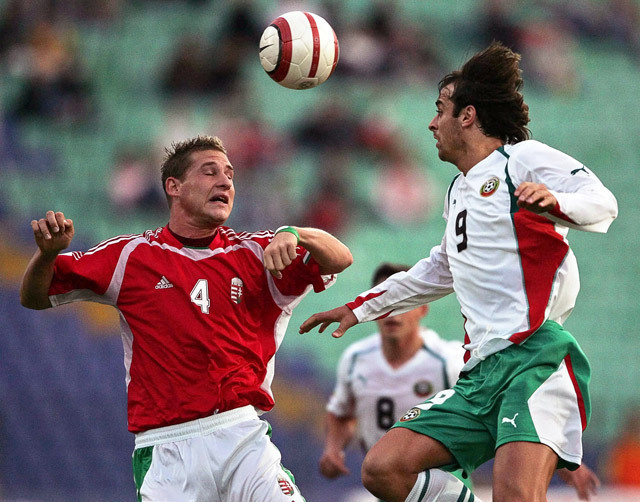 Gyepes Gábor és Dimitar Berbatov küzd a labdáért a Magyarország-Bulgária vb-selejtező mérkőzésen.