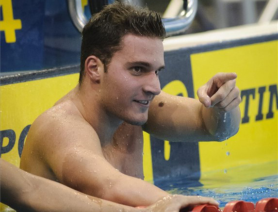 Biczó Bence örül, miután megnyerte a 200 méteres pillangóúszás döntőjét az országos úszóbajnokságon, a Debreceni Sportuszodában.