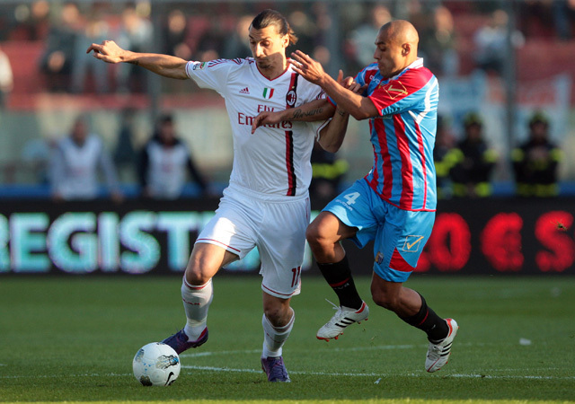 Zlatan Ibrahimovic küzd a Catania játékosával a Milan Serie A-mérkőzésén 2012-ben.