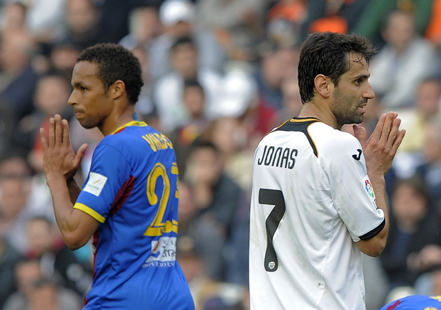 A Levante és a Valencia játékosa a két csapat mérkőzésén a Primera Divisónban 2012-ben.