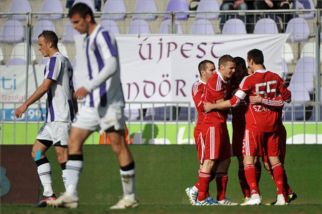 A debreceni játékosok (j) örülnek a csapat harmadik góljának az OTP Bank Liga 22. fordulójában játszott Újpest FC - DVSC-TEVA labdarúgó-mérkőzésen, a Szusza Ferenc Stadionban.