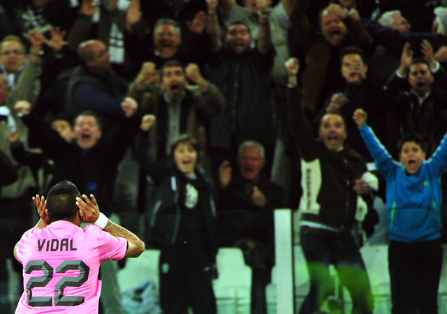 Arturo Vidal örül a góljának a Juventus-Napoli mérkőzésen a Serie A-ban 2012-ben.