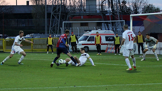 A Videoton és a Honvéd játékosai küzdenek a két csapat mérkőzésén az NB I-ben 2012-ben.