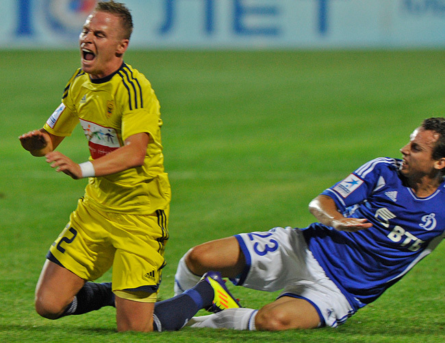 Dzsudzsák Balázs esik el, miután az Anzsi-Dinamo mérkőzésen felrúgta védője 2011 augusztusában