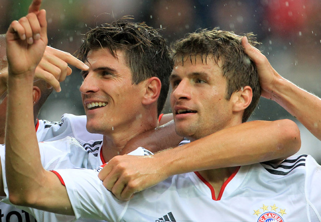 Mario Gomez és Thomas Müller ünneplik Gomez harmadik gólját a Kaiserslautern-Bayern München mérkőzésen Kaiserlslauternben 2011 augusztusában