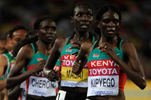A kenyai futónők a női 10 000 méteres síkfutás döntőjében a tegui atlétikai világbajnokságon