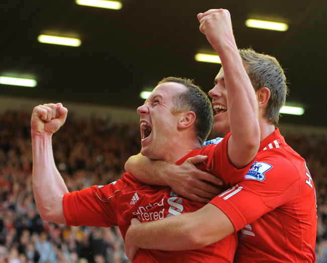 A liverpooli Charlie Adam és Jordan Henderson ünnepli a Liverpool második gólját a Bolton ellen