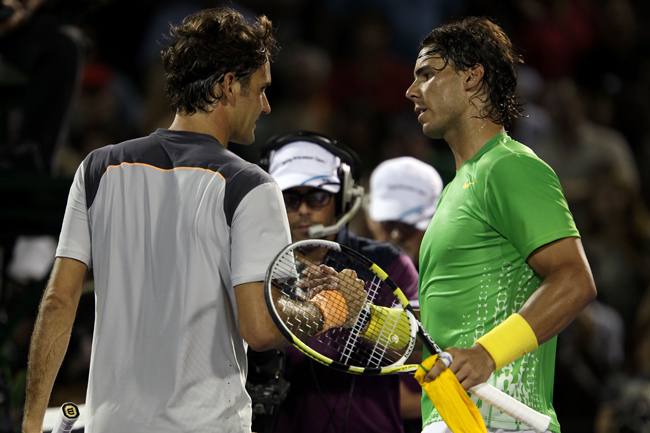 Rafael Nadal és Roger Federer köszöntik egymást a Miami tenisztornán egymás elleni mérkőzésük végén