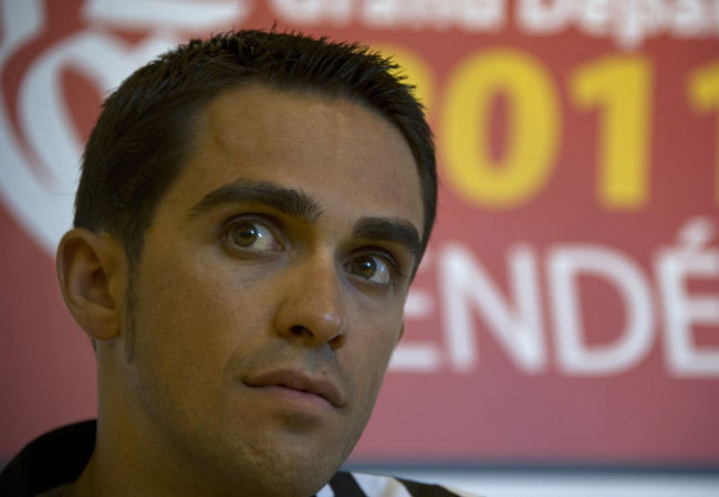 Alberto Contador spanyol kerékpáros vesz részt egy sajtótájékoztatón 2011-ben