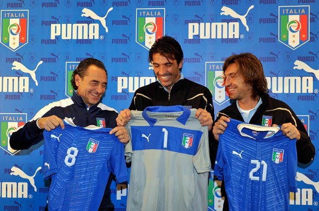 Cesare Prandelli, az olasz válogatott szövetségi kapitánya, Gianluigi Buffon kapus és Andrea Pirlo, középpályás az Olaszország-Uruguay válogatott találkozó előtti római sajtótájékozatatón muatatja be az olasz válogatott EURO 2012-re készült hivatalos mezét