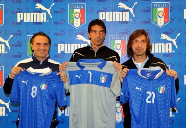 Cesare Prandelli, az olasz válogatott szövetségi kapitánya, Gianluigi Buffon, kapus és Andrea Pirlo, középpályás az Olaszország-Uruguay válogatott találkozó előtti római sajtótájékozatatón muatatja be az olasz válogatott EURO 2012-re készült hivatalos mezét