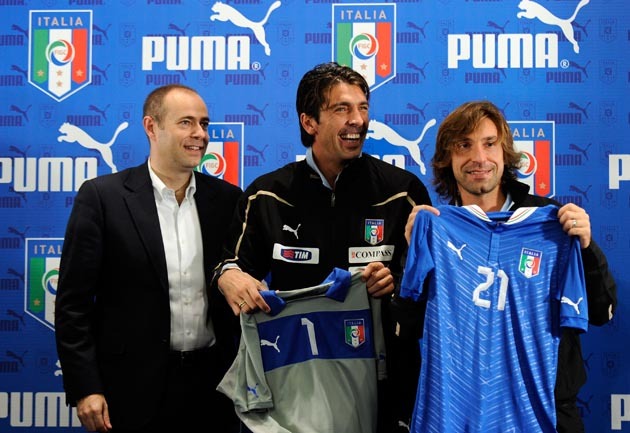 Andrea Pirlo és Gianluigi Buffon, az olasz válogatott középpályása és kapusa az Olaszország-Uruguay válogatott találkozó előtti római sajtótájékozatatón muatatja be az olasz válogatott EURO 2012-re készült hivatalos mezét