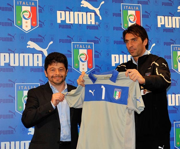 Gianluigi Buffon, az olasz válogatott kapusa az Olaszország-Uruguay válogatott találkozó előtti római sajtótájékozatatón muatatja be az olasz válogatott EURO 2012-re készült hivatalos mezét