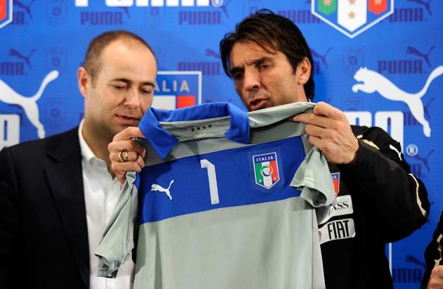 Gianluigi Buffon, az olsz válogatott kapusa az Olaszország-Uruguay válogatott találkozó előtti római sajtótájékozatatón muatatja be az olasz válogatott EURO 2012-re készült hivatalos mezét