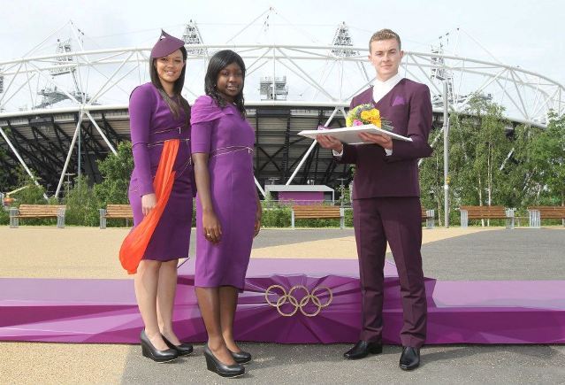 Ilyen ruhát viselnek majd a segítők a londoni olimpia éremátadásai alkalmával - Fotó: insidethegames.org