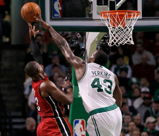 Perkins blokkolja Wade dobását a Boston-Miami rangadón az NBA-ben