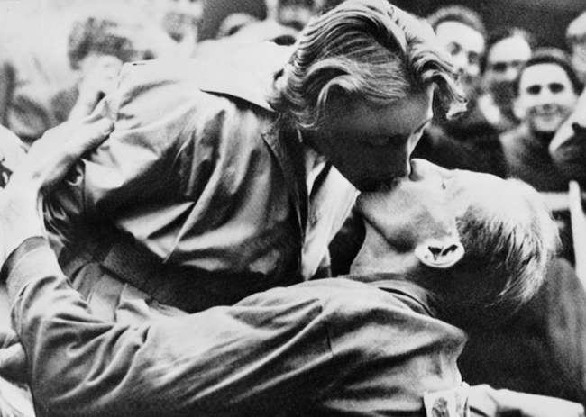Emil Zátopek, és hitvese Dana Zátopková csókolj ameg egymást az 1952-es Helsinki olimpián.