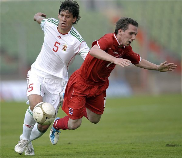 A magyar LACZKÓ Zsolt (b) és a luxemburgi Charles LEWECK harcol a labdáért a Luxemburg-Magyarország barátságos válogatott labdarúgó-mérkőzésen a luxembourgi Josy Barthel Stadionban. Magyarország 1-0-ra győzött. 