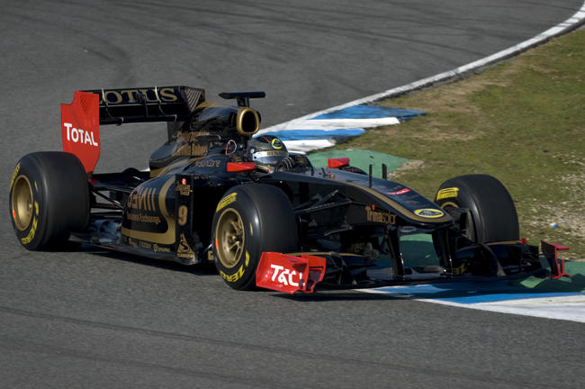 Nick Heidfeld a Lotus-Renault volánjánál köröz a jerezi teszten.