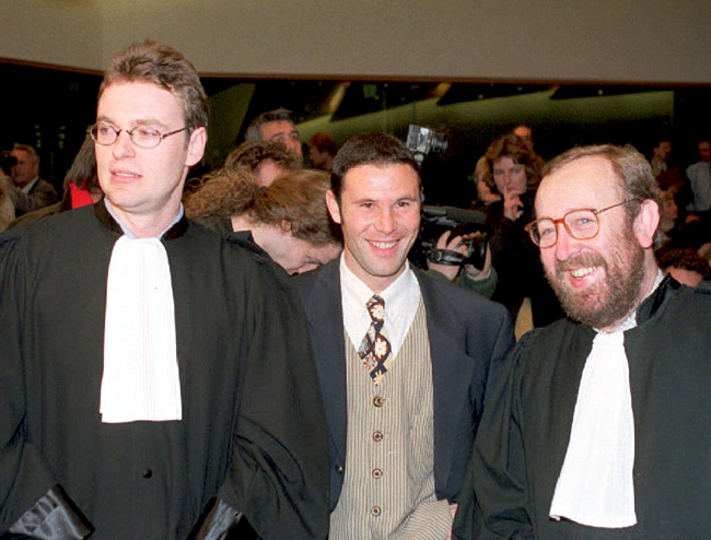 jean-Marc Bosman (középen) ügyvédei társaságában a döntés kihirdetése után 
