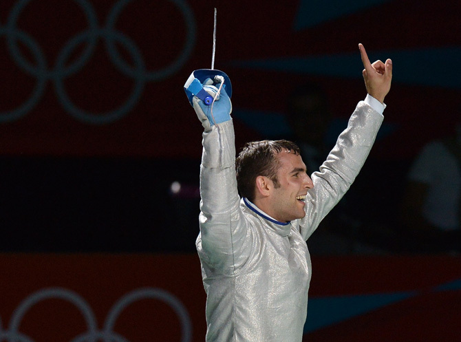 Szilágyi Áron örül a Nyikolaj Kovaljov elleni győzelmének az elődöntőben a férfi kard egyéni versenyben a londoni olimpián 2012-ben.