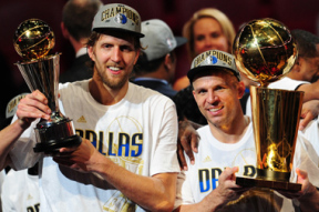 Dirk Nowitzki és Jason Kidd, a Dallas Mavericks kosárlabdázói az NBA-címmel