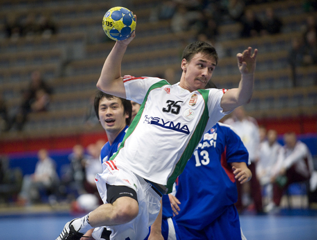 Lékai Máté lő kapura a magyar férfi kézilabda-válogatott Japán elleni mérkőzésén a világbajnokságon 2011-ben