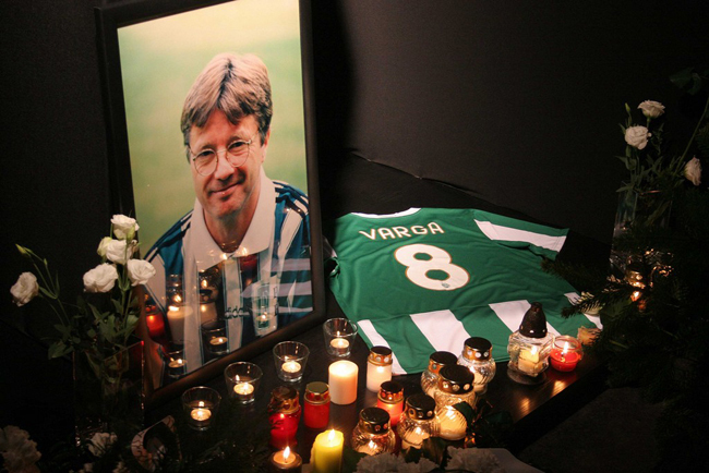 A 2010. április 9-én elhunyt Varga Zoltán fényképe, és egy 8-as számú Fradi-mez.