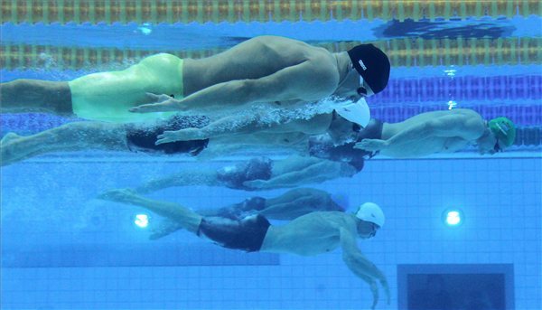 Gyurta Dániel (elöl) úszik a 2012-es londoni nyári olimpia férfi 100 méteres mellúszás versenyszámának előfutamában a londoni Olimpiai Park területén lévő Vizesközpontban 2012. július 28-án. MTI Fotó: Kovács Anikó