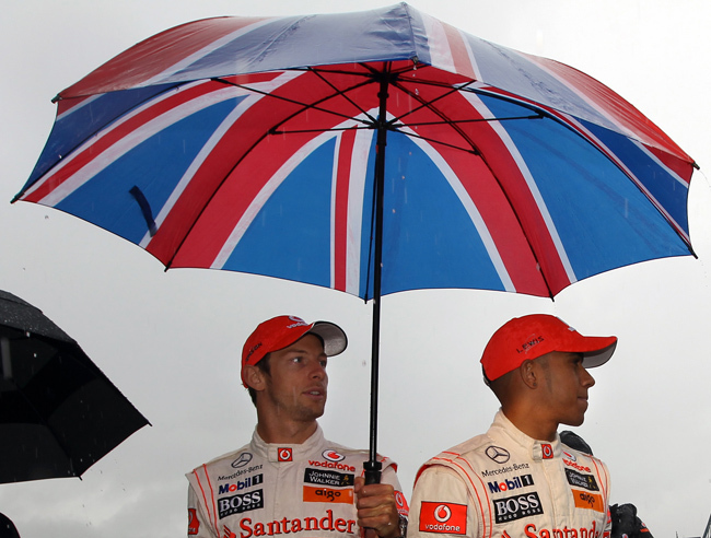 Jenson Button és Lewis Hamilton, a McLaren Forma-1-es csapatának brit pilótái