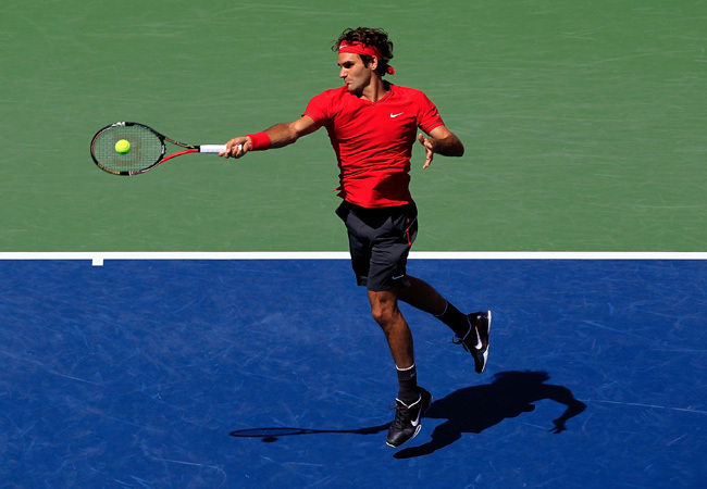 Roger Federer üti meg a labdát a Dudi Sela elleni mérkőzésén a US Open második fordulójában 2011 szeptemberében