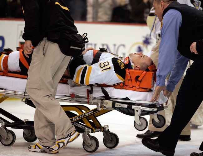 Marc Savard, a Boston Bruins csapatának csatára, a Pittsburg Penguins elleni találkozón agyrázkódást szenvedett. - Fotó: AFP