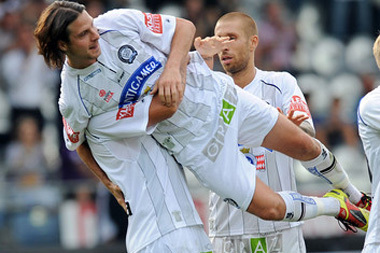 Szabics Imrét emelik fel csapattársai, miután gólt szerzett a Sturm Graz-Wacker Innsbruvk mérkőzésen az osztrák Bundesligában 2011 szeptemberében