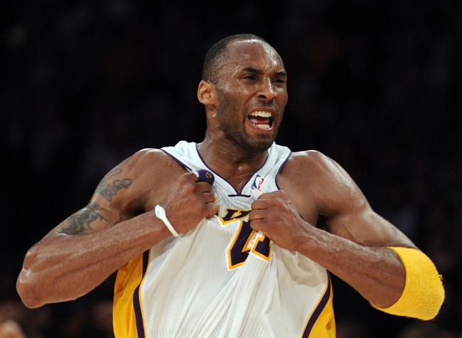 Kobe Bryant ünnepli egyik kosarát a Los Angeles Lakers NBA-mérkőzésén 2011-ben