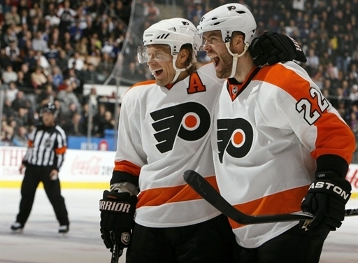 A Philadelphia Flyers játékosai örülnek egy gól után