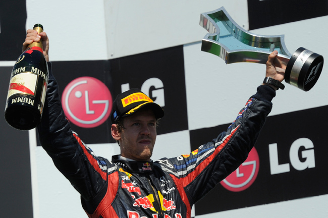 Sebastian Vettel ünnepli az Európa Nagydíjon aratott győzelmét - Fotó: AFP
