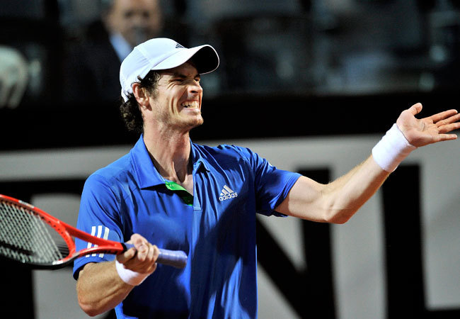 Andy Murray a Novak Djokovics elleni teniszmérkőzésen Rómában 2011 májusában