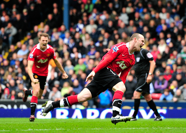 Wayne Rooney, a Manchester United csatára örül a Blackburn ellen szerzett tizenegyesgóljának, amivel 1-1-es döntetlent ért el csapata, és megnyerte 19. bajnoki címét. 
