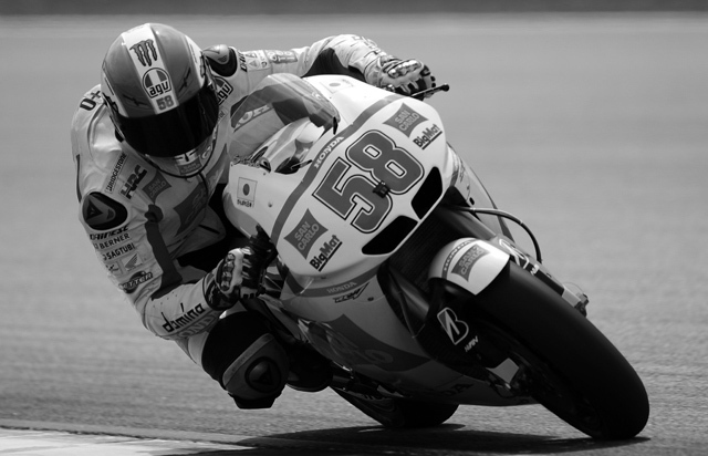 Marco Simoncelli, a Honda motorversenyzője 24 évesen a MotoGP Maláj Nagydíján életét vesztette